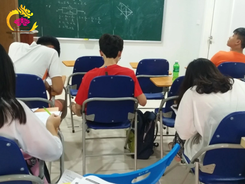 Giáo viên có được quảng cáo lớp học thêm trên mạng xã hội không?